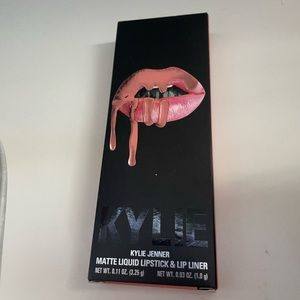Kylie Jenner matte lipstick kit (apricot)